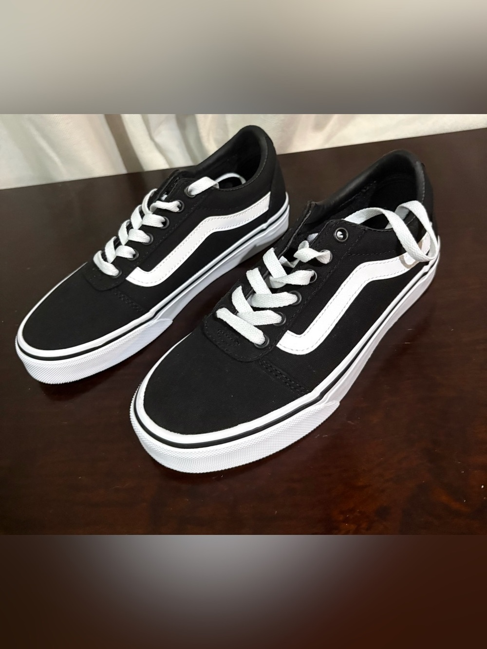 New Never Worn Vans Classic Black & White Skate Sneakers